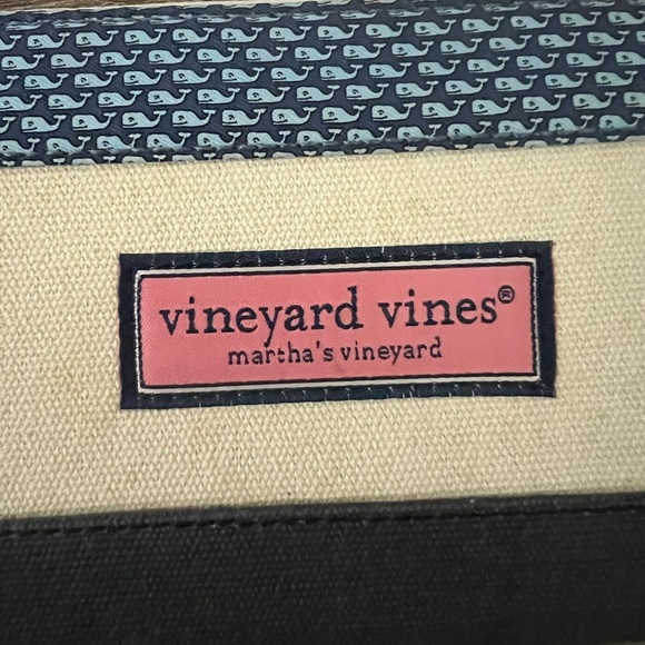Martha's Vineyard Vines Whales Large Zip Around Wallet - Picture 3 of 9